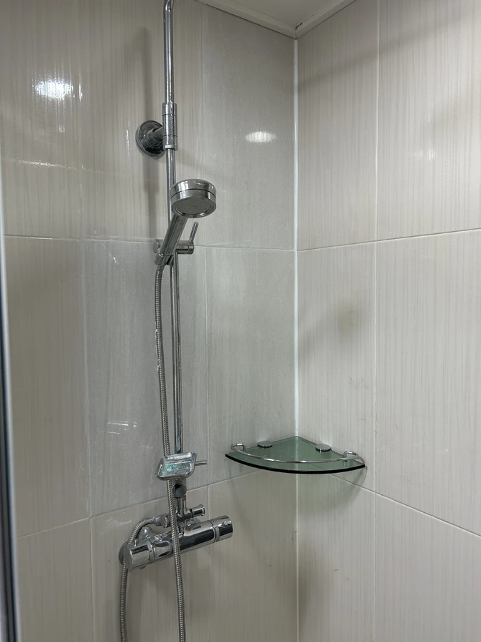 샤워부스 타일 교체를 마친 모습